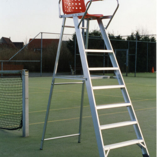 Scheidsrechterstoel met kuipzitting 17 De aluminium scheidsrechtersstoel is ontworpen voor optimaal zitcomfort en maximale stabiliteit, ideaal voor tennisbanen, sportparken en recreatiecomplexen waar kwaliteit en duurzaamheid belangrijk zijn.